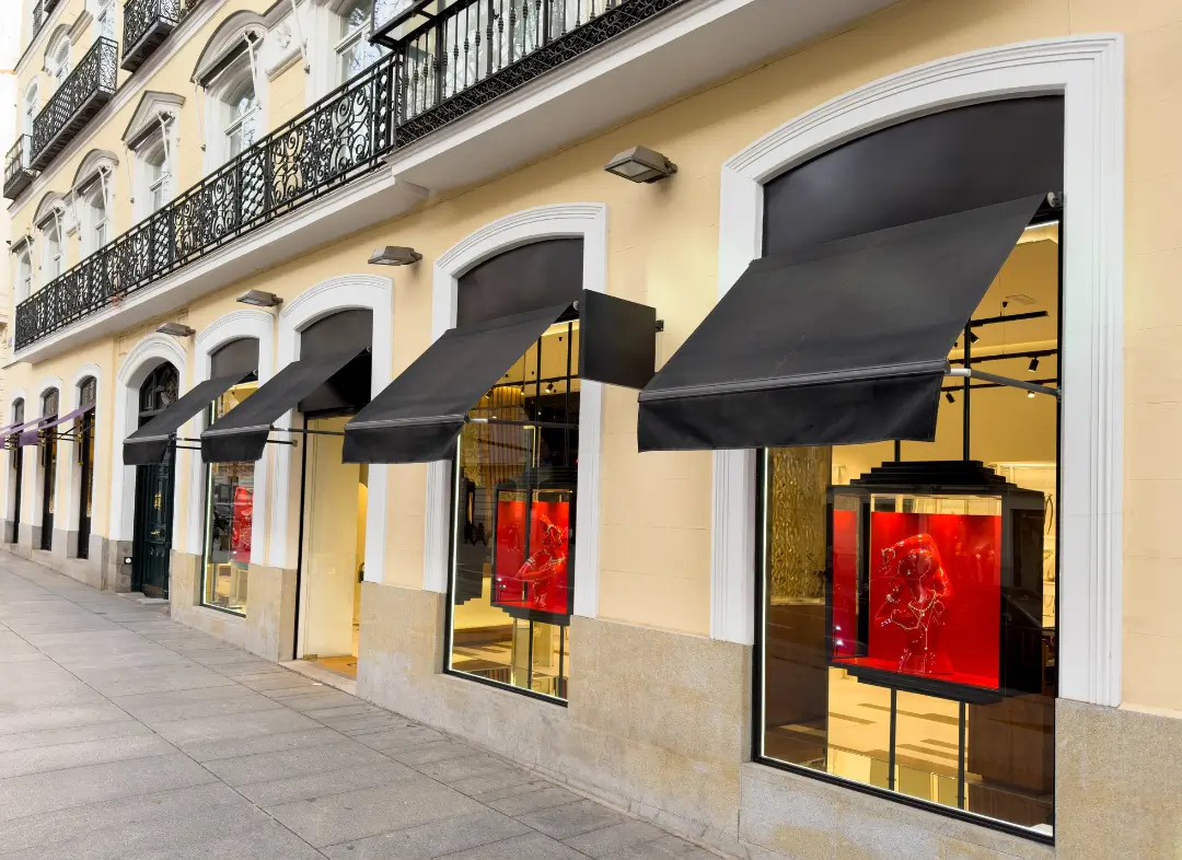 Façade vitrine de magasin en aluminium sur mesure à Liévin